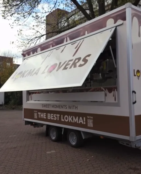Der mobile Lokma-Lovers-Wagen mit geöffneter Verkaufsklappe